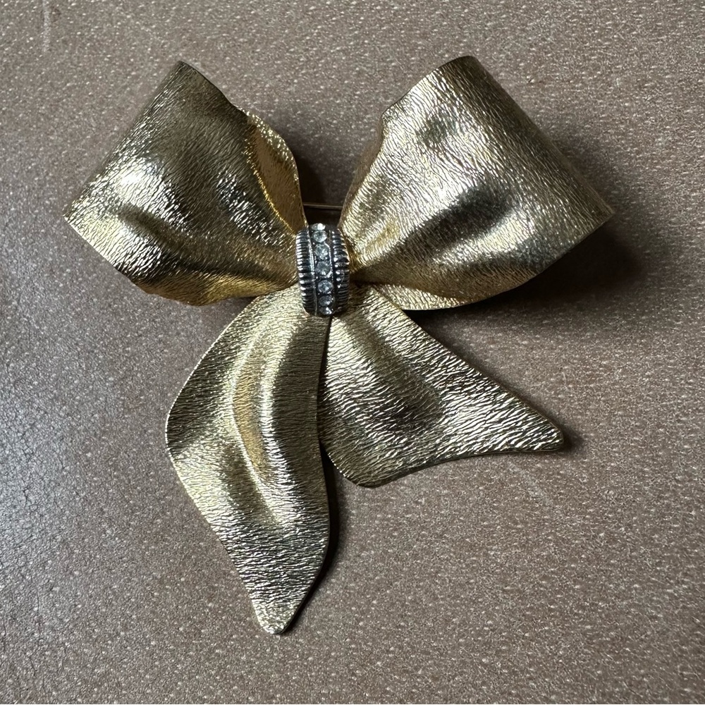 Vintage gold rhinestone brooch pin holiday glam girly feminine accessory blazer